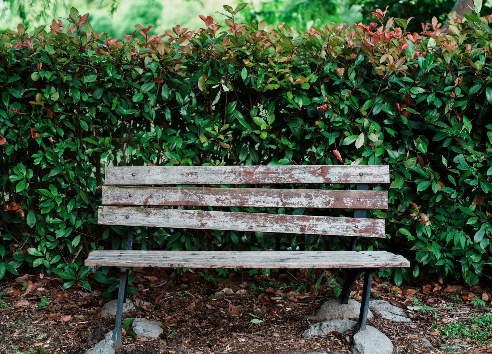 Alter Holzstuhl in einem Wohnraum