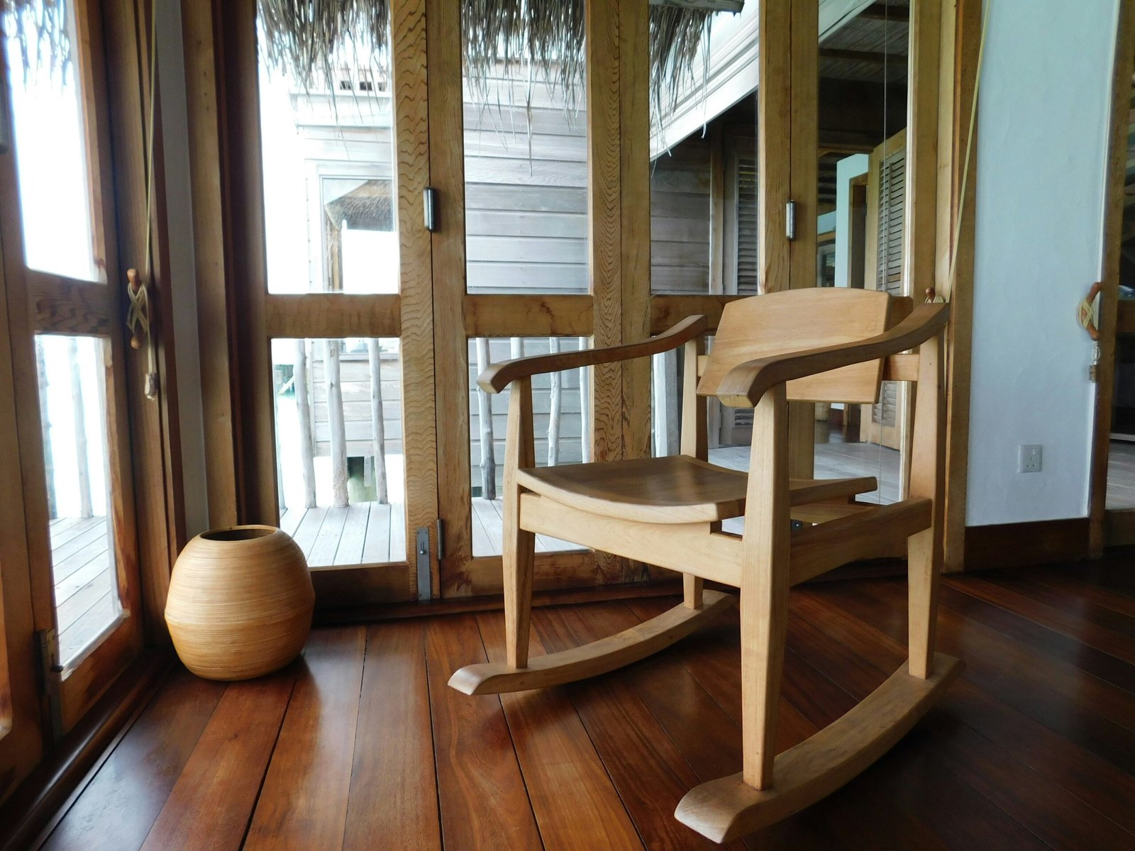 Holzstuhl in leichter Bewegung