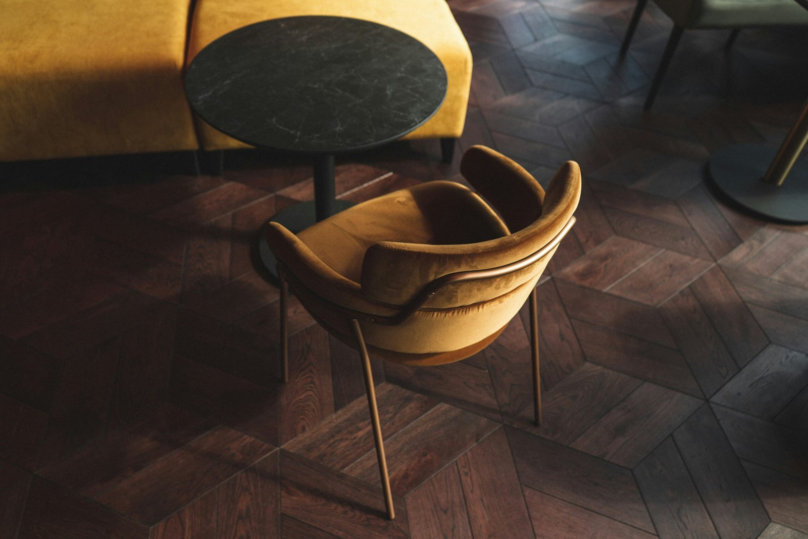 Holzstuhl auf Parkettboden