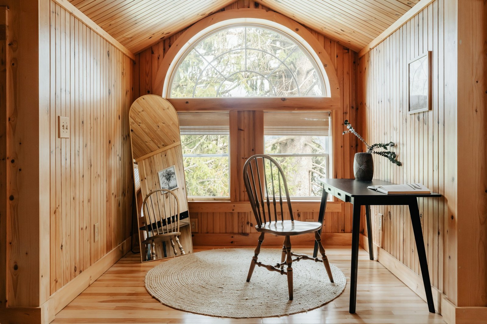 Holzstuhl in ruhiger Wohnumgebung