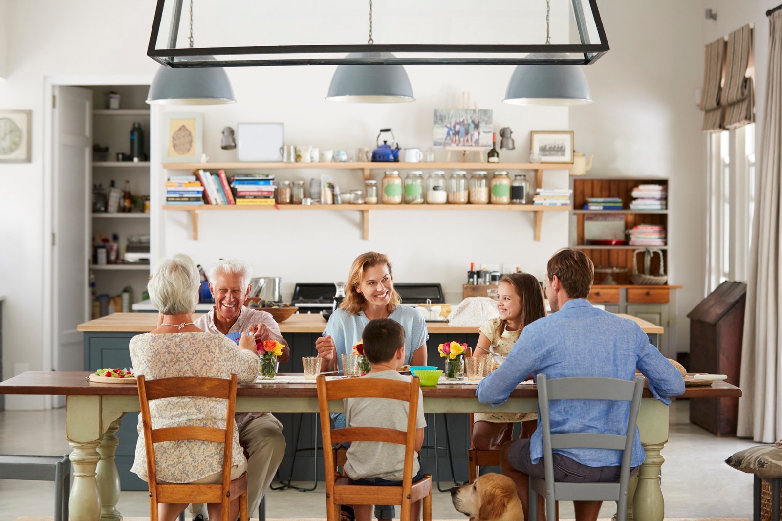 Familie sitzt am Esstisch